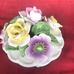 Vintage Radnor Bone China bouquet made in England! 4” Tall 5” wide. Sku 136